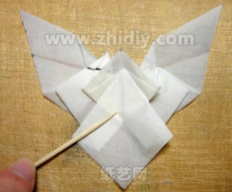 蝴蝶手工折纸教程制作过程中的第十五步