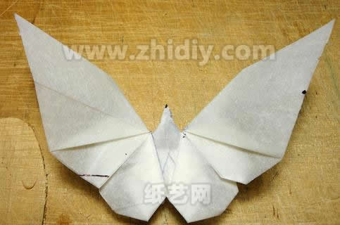 蝴蝶手工折纸教程制作过程中的第二十一步