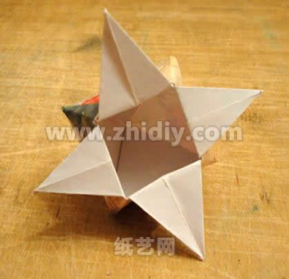 现在制作的就是一个折纸的盒子的样子