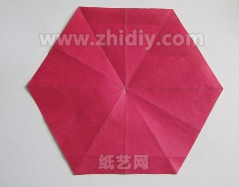 现在就开始使用这个折纸六边形来进行折纸操作