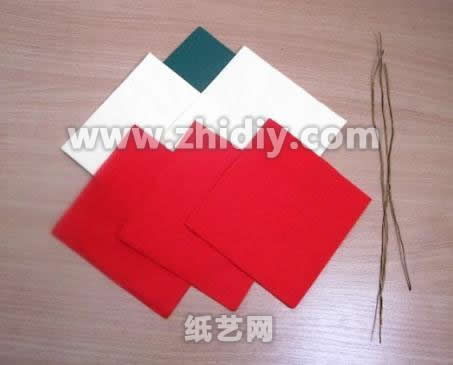 餐巾纸可以用来制作纸玫瑰，皱纹纸也可以用来制作纸玫瑰