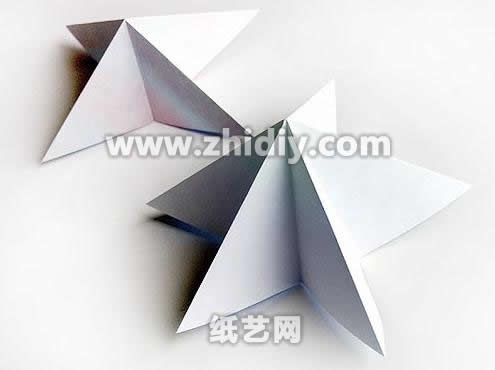通过折痕可以轻松获得如图所示的折纸模型