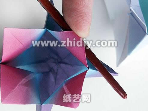 手工折纸糖果盒子教程制作过程中的第十五步