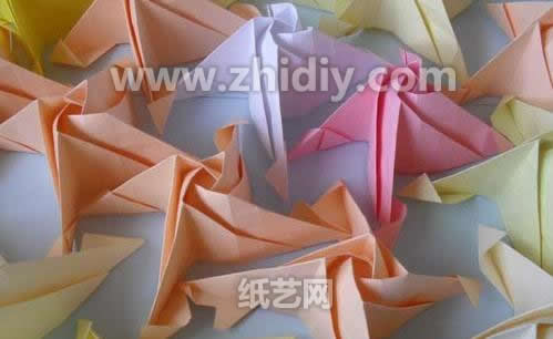 在这里只是制作纸球花的基本折纸模型而不是纸玫瑰了