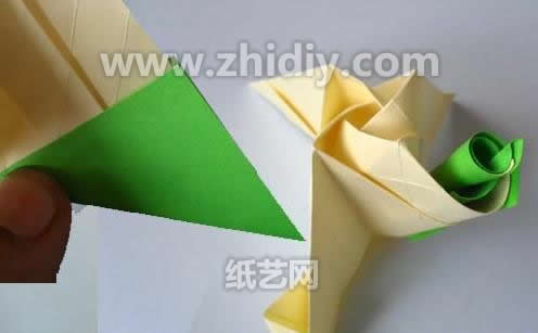 虽然是在制作纸球花的基本折纸模型但是还是像是在制作纸玫瑰