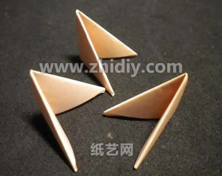 基本的折纸三角插单位是制作的基础