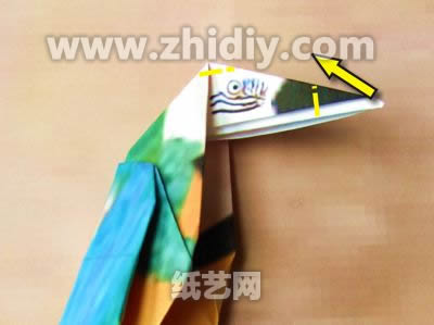 手工折纸鹦鹉教程制作过程中的第十五步