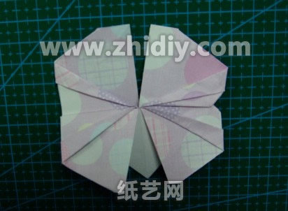 折纸蝴蝶基本的雏形已经开始出现了