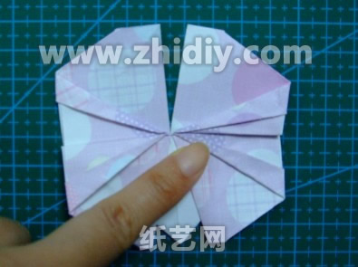 手工折纸蝴蝶折纸教程制作过程中的第十六步