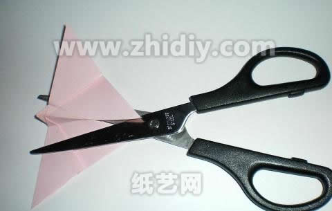 本折纸蝴蝶的制作需要使用剪刀作为辅助