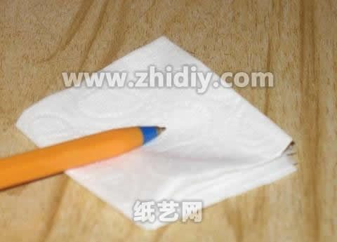 基本的纸张材料在这里使用的是纸巾
