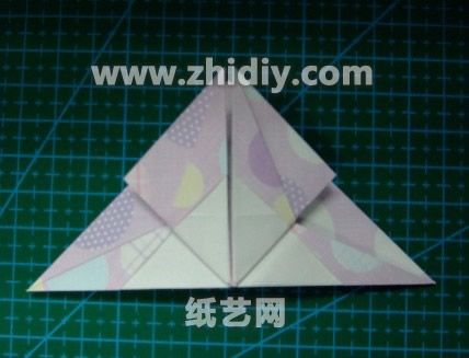 对折纸的三角形进行进一步的加工