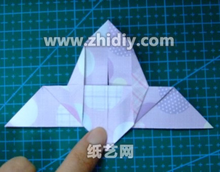 折纸蝴蝶制作教程制作过程中的第十五步