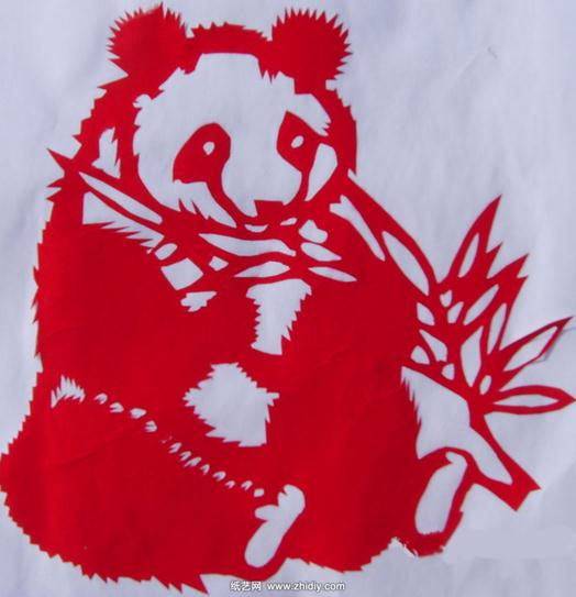 胡筱俊的剪纸熊猫熊猫在开心的吃着竹子