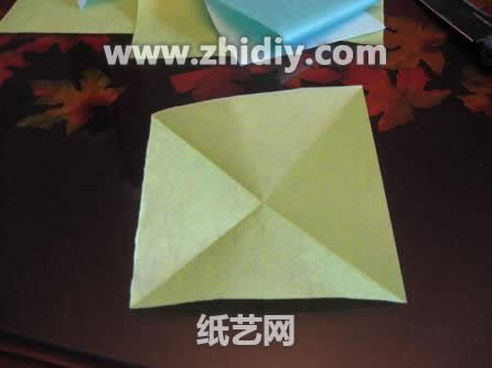 棉纸制作还是和其他普通折纸制作一样需要折痕辅助