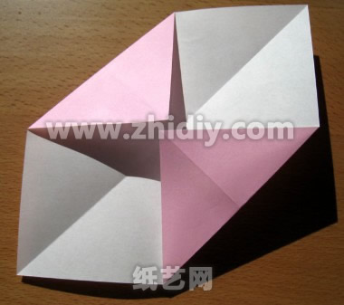 通常折纸心的制作需要折痕的辅助