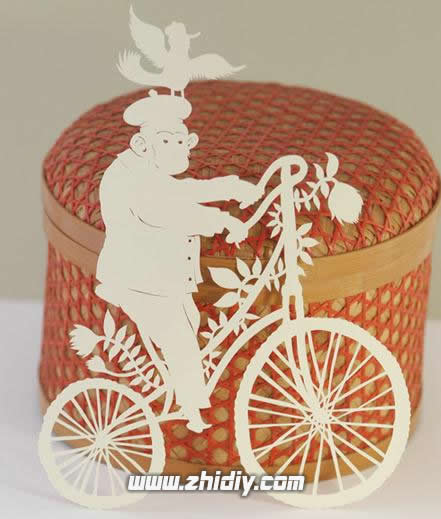 Elsa Mora精美的剪纸雕一个猴子骑着一个自行车