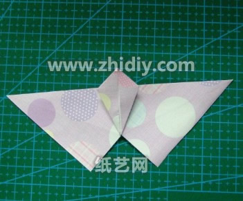 手工折纸蝴蝶制作教程制作过程中的第六步