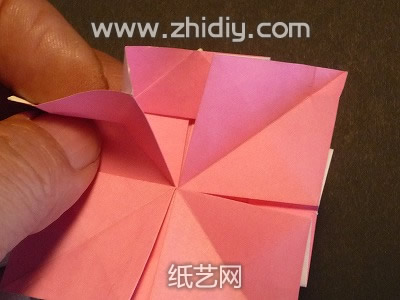 纸折花山茱萸手工折纸教程制作过程中的第三十五步