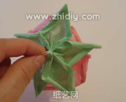 现在基本的纸玫瑰已经制作完成了从背面看很像纸玫瑰