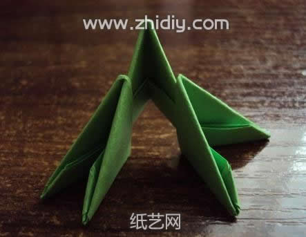 折纸三角插洋娃娃手工制作教程折纸过程中的第二十六步