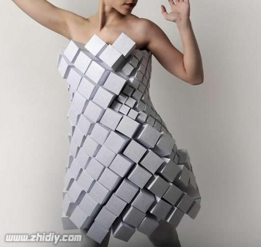 萨拉热窝艺术家几何艺术的纸艺服装