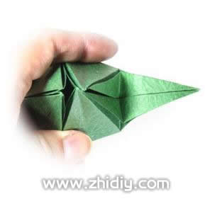 五角星折纸盒子手工制作教程制作过程中的第十一步