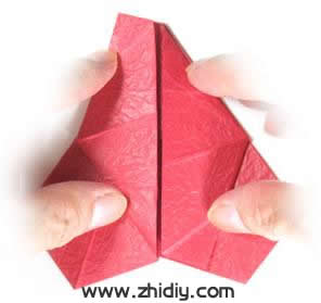 五瓣可爱折纸玫瑰手工制作教程制作过程中的第十五步