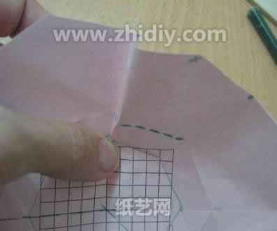 手工制作折纸向日葵花瓶教程制作过程中的第二十一步