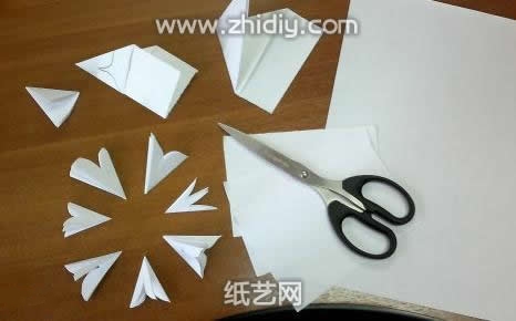 在这里开始使用了一些关于剪纸的技能来制作纸雕花
