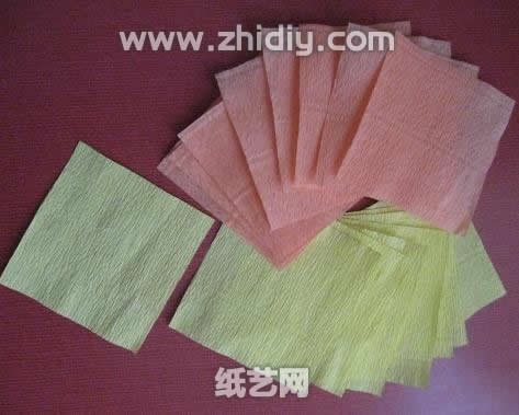 这个纸艺花花盘使用的主要使用皱纹纸来进行制作或者是餐巾纸