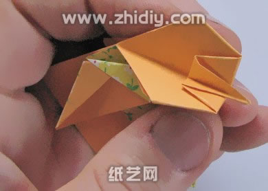 一个向内的折纸压折操作