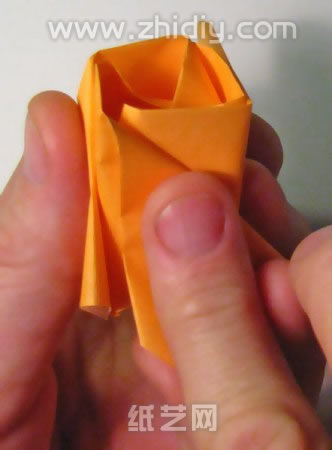 3分钟折纸玫瑰教程制作过程中第三十一步