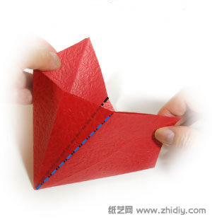 折纸玫瑰本身的立体感需要通过折叠制作出来
