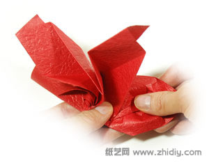 七夕之爱手工折纸玫瑰教程制作过程中的第四十步