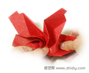 七夕之爱手工折纸玫瑰教程制作过程中的第四十一步