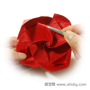 七夕之爱手工折纸玫瑰教程制作过程中的四十五步