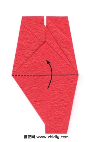 箭头指示将折纸模型的下半部分和上半部分进行对折