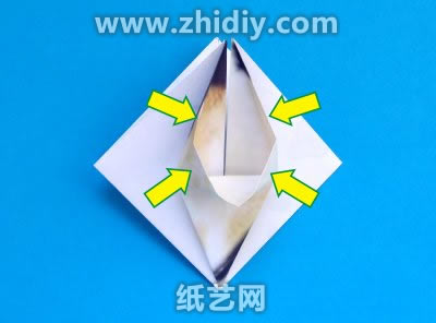 手工折纸简单大熊猫图解教程制作过程中的第十一步