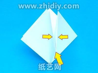 荷花手工折纸图解教程制作过程中的第六步