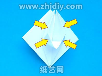 荷花手工折纸图解教程制作过程中的第十步