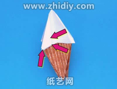 对折纸冰淇淋的边缘进行一些修饰