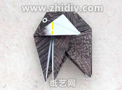 根据手工折纸的折痕来制作折纸大象的鼻子