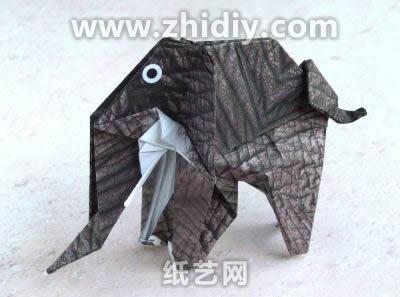 可以看到这样的手工折纸大象还是缺乏精神