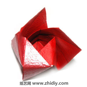 手工折纸简单螺旋玫瑰教程制作过程中的第二十五步