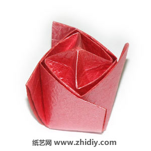 手工折纸简单螺旋玫瑰教程制作过程中的第三十步