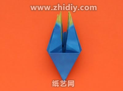 手工折纸鸢尾花束图解教程制作过程中的第十六步