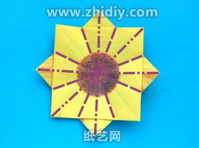 手工折纸太阳花图解纸折花教程制作过程中的第六步