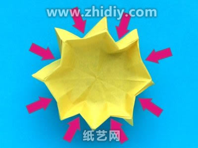 手工折纸太阳花图解纸折花教程制作过程中的第十一步