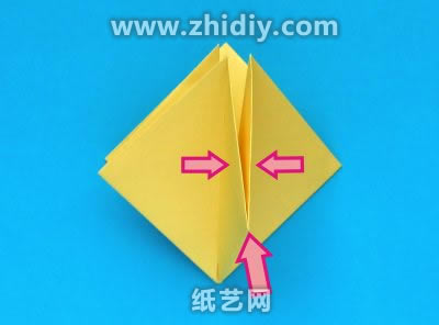 手工折纸水仙花图解教程制作过程中的第六步